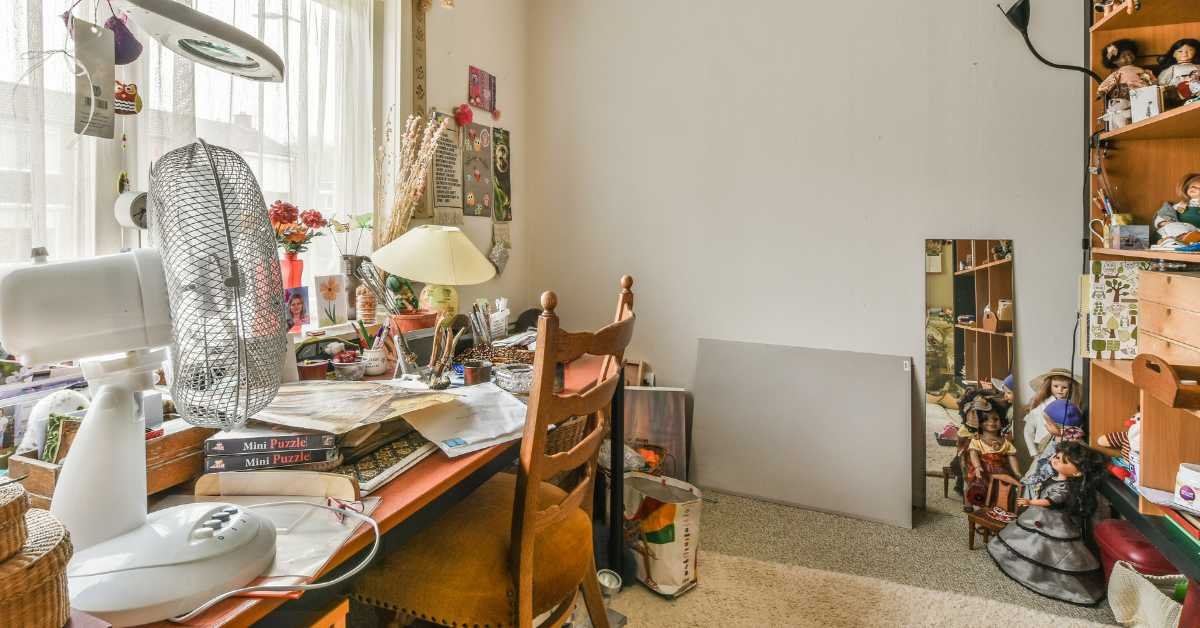 clean room with many visible objects visual clutter 